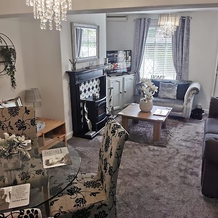 Stunning 2-Bed House In Macclesfield Cheshire Villa Dış mekan fotoğraf